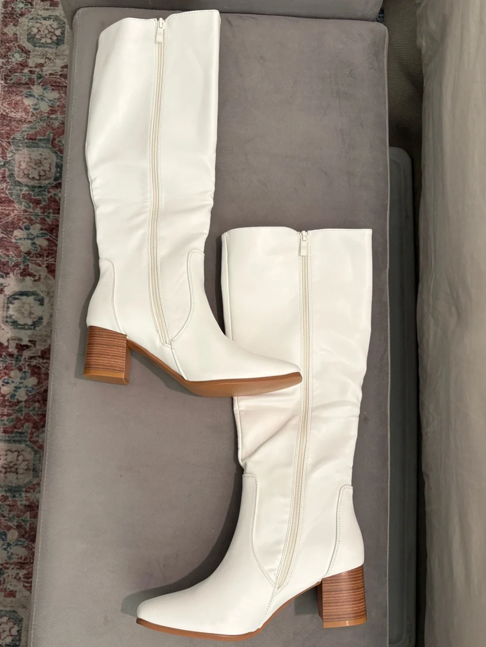Shoe ‘N Tale Women’s White Knee-High Block Heel Boots - US 8.5